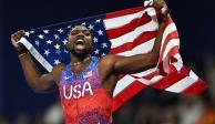 Noah Lyles festeja su oro logrado en los 100 metros planos.