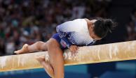 Simone Biles se cae en la final de barra de equilibrio en los Juegos Olímpicos París 2024