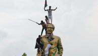 Personas treparon a la estatua de Sheikh Mujibur Rahman en Bangladesh