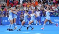 Las jugadoras de Argentina celebran luego que Sofia Cairo (izquierda) anotara para el triunfo sobre Bélgica en penales en el partido por la medalla de bronce en los Juegos Olímpicos París 2024