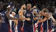 LeBron James y otros jugadores de Estados Unidos festejan su victoria sobre Francia en la final de basquetbol varonil de París 2024.