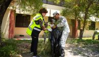 Elementos de la Guardia Nacional realizan labores de deshierbe en la Secundaria Número 38.