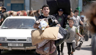 Palestinos evacuan una escuela-refugio en Deir al-Balah, Gaza, ayer.