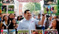 Alejandro Armenta entrega árboles en el Paseo Bravo junto a jóvenes voluntarios.