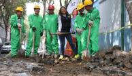 La alcaldesa de Tlalpan, Alfa González con trabajadores en una zona de la CDMX.