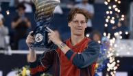 Jannik Sinner carga el trofeo que cosechó en Cincinnati, ayer.