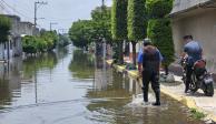 Un vecino de Chalco camina entre la inundación, el domingo.