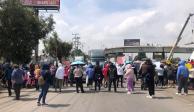 Manifestantes, durante el bloqueo de la México-Cuautla, ayer.