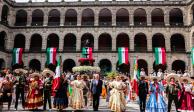 El presidente López Obrador (centro) durante el Homenaje a nuestros paisanos migrantes, en Palacio Nacional, ayer.