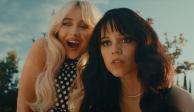 Sabrina Carpenter y Jenna Ortega se besan en el nuevo video de la cantante.