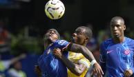 Noni Madueke (izquierda) de Chelsea y Tyrick Mitchell (Crystal Palace) pugnan por el balón en la Premier League