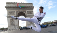 Luis Mario Nájera con su medalla de plata frente al Arco del Triunfo