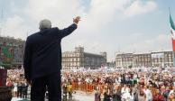 El Presidente, ayer, tras su mensaje en el Zócalo; en primera fila aplauden, la Presidenta electa, Claudia Sheinbaum, y gobernadores.