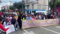 Jóvenes estudiantes toman las calles para apoyar la reforma judicial.