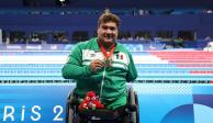 Arnulfo Castorena luce su presea dorada obtenida en los Juegos Paralímpicos de París 2024.