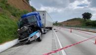 En el acotamiento quedó el tráiler que ocasionó el accidente en la autopista México-Puebla, ayer.