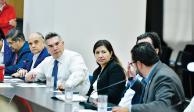 Alejandro Moreno (c.), ayer en reunión con trabajadores del Poder Judicial.