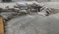 En la calle 16 de Septiembre de la colonia San Miguel Jacalones, aún permanecen algunos costales de arena que fueron colocados para evitar el paso del agua.