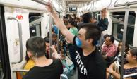 Dos hombres de origen asiático viajan en el Metro capitalino, en imagen de archivo.