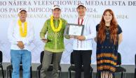 Rutilio Escandón devela placa en honor al medallista Luis Mario Nájera.