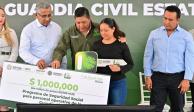 Ricardo Gallardo entrega seguridad social a personal operativo de la Guardia Civil Estatal.