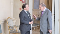 El líder opositor venezolano (der.), Edmundo González, dialoga ayer con el canciller español, José Manuel Albares.