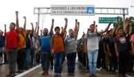 Protestan normalistas de Ayotzinapa y cierran autopista del Sol.