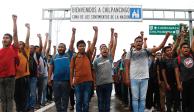 Estudiantes Normalistas de Ayotzinapa, ayer durante el bloqueo de la Autopista del Sol.