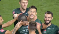 César Montes es felicitado por sus compañeros del Lokomotiv Moscú después de su gol en la Copa de Rusia.