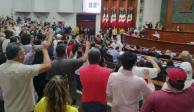 Estudiantes de la UAS irrumpen en Congreso de Sinaloa para protestar contra reforma a Ley Orgánica.