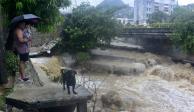 Fuerza de la lluvia generada por John arrasa con casas y deja aislados a habitantes en Acapulco.