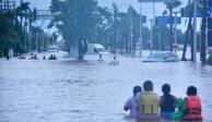 Habitantes caminan entre las calles inundadas, buscando alimentos o en busca desalojar la zona.