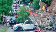 Autos quedaron aplastados por el derrumbe de cerros, otros más fueron llevados por la corriente, ayer.