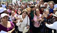 La gobernadora Delfina Gómez, al centro, visitó a vecinas y vecinos de Tejupilco.