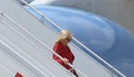 Jill Biden desciende de un avión en el AIFA.