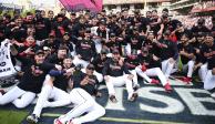 Los Cleveland Guardians celebran tras vencer a los Detroit Tigers en el juego 5 de la serie divisional de la Liga Americana