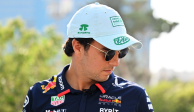 Checo Pérez usando la gorra de la edición del Gran Premio de México 2024