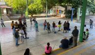 Padres y madres de familia participan en las jornadas de limpieza en escuelas.