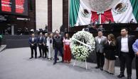 Grupo parlamentario del PRI en Camara de Diputados asiste con una corona florar donde se lee la leyenda "murió la justicia".