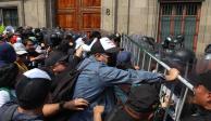 Trabajadores del Poder Judicial, en un momento de tensión con la Policía, ayer afuera de Palacio Nacional.