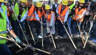 Clara Brugada con trabajadores de servicios públicos.