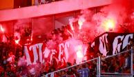 Aficionados de Atlas lanzaron bengalas a la cancha del Jalisco durante el partido de la Fecha 12 de la Liga MX contra Mazatlán.