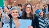 Patricia Aguayo (izq.) y Laura Ballesteros, ayer, en las inmediaciones de San Lázaro.