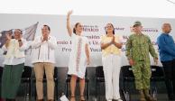 La Presidenta Claudia Sheinbaum, al centro, junto al gobernador de Yucatán, Joaquín Díaz Mena.