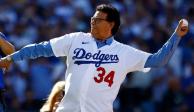 Fernando Valenzuela lanza la primera bola en un juego de los Dodgers