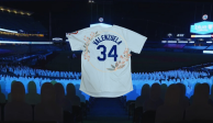 Fans realizan un altar afuera del Dodger Stadium en honor a Fernando 'Toro' Valenzuela