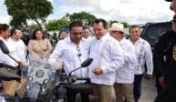 El gobernador Joaquín Díaz Mena entregó 10 motocicletas a la policía de Yucatán.