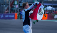 Brad Pitt ondea la bandera de México en el Gran Premio de la Ciudad de México