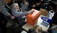 El expresidente José “Pepe” Mujica emite su voto en una urna durante una jornada para elegir presidente, vicepresidente, senadores y diputados, en Montevideo, Uruguay, el domingo 27 de octubre de 2024.&nbsp;