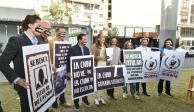 Integrantes del grupo parlamentario de Acción Nacional en la Cámara de Diputados, frente a las instalaciones de la Comisión Nacional de los Derechos Humanos.